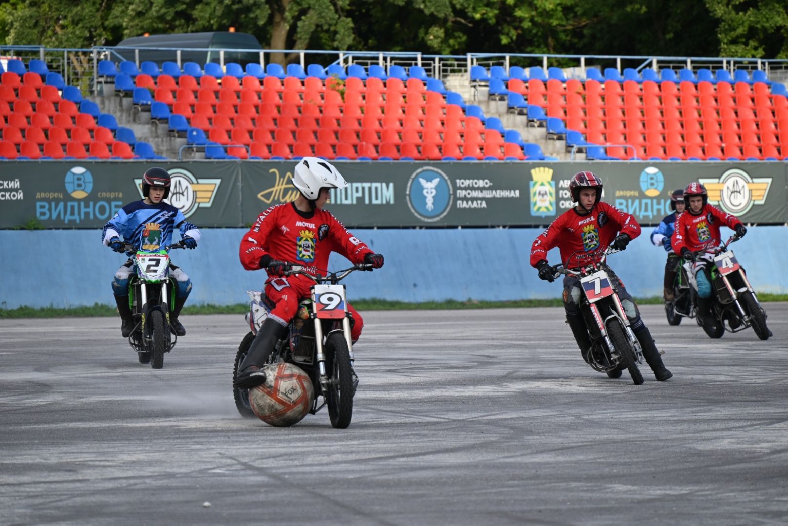 спорт; мотобол; видное; игра; первенство