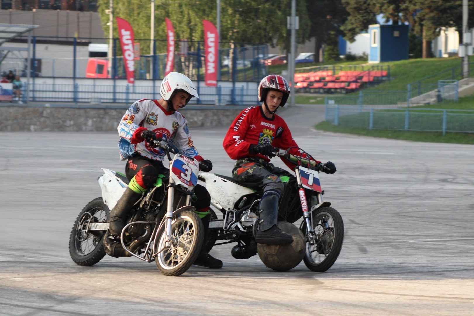 спорт; мотобол; видное; игра; первенство