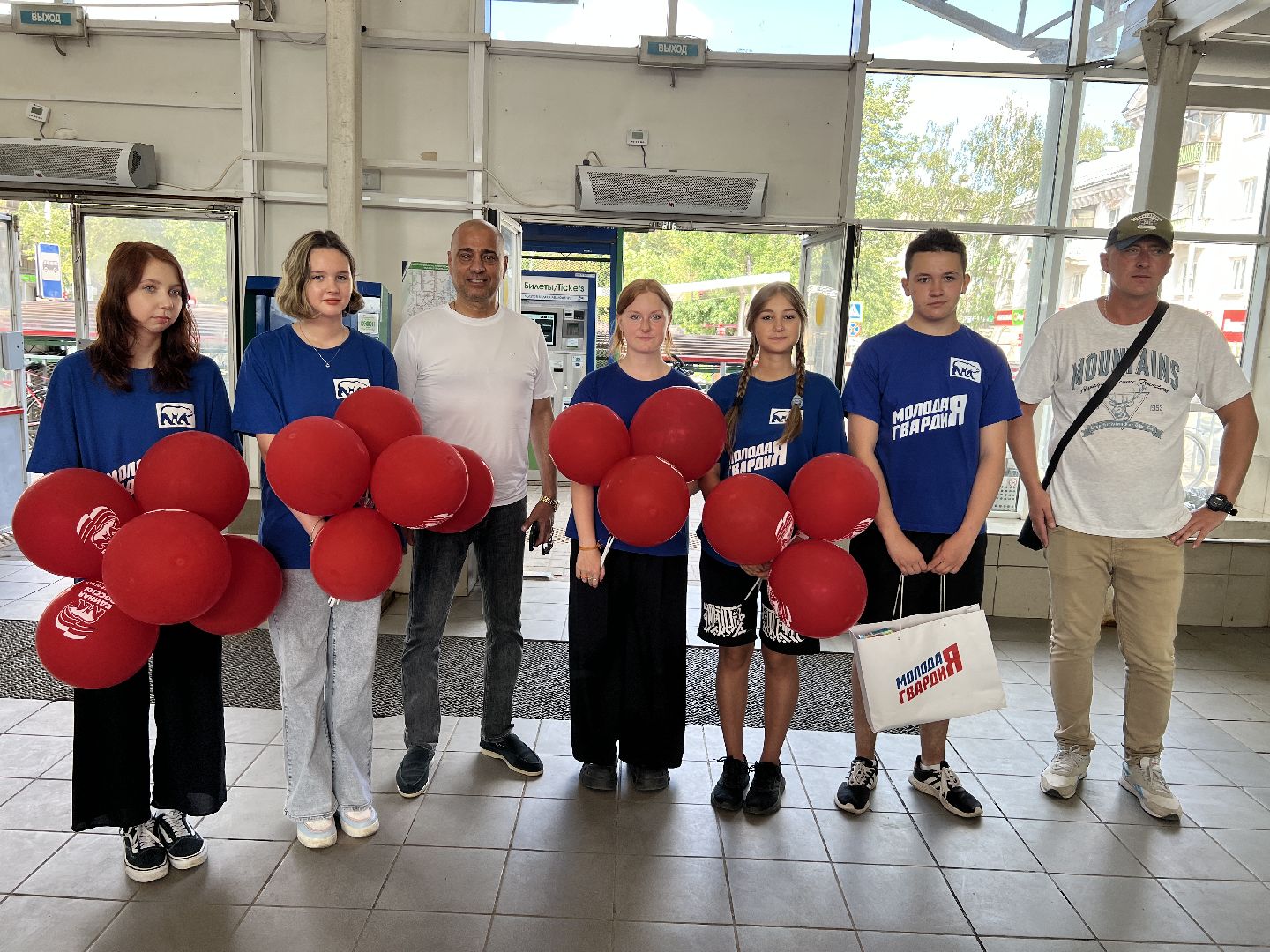 День железнодорожника, праздник, шары, поезд, пассажиры