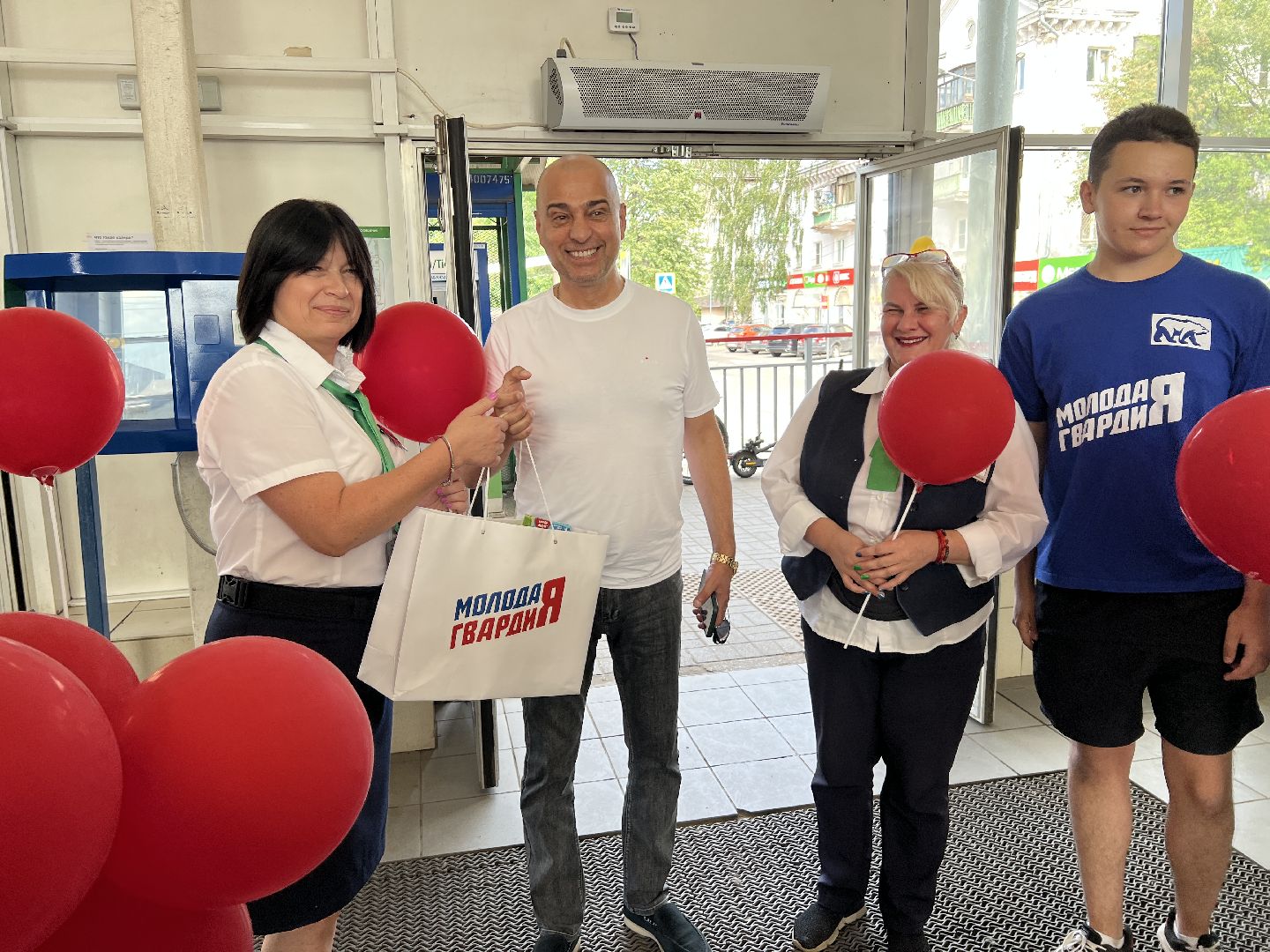 День железнодорожника, праздник, шары, поезд, пассажиры