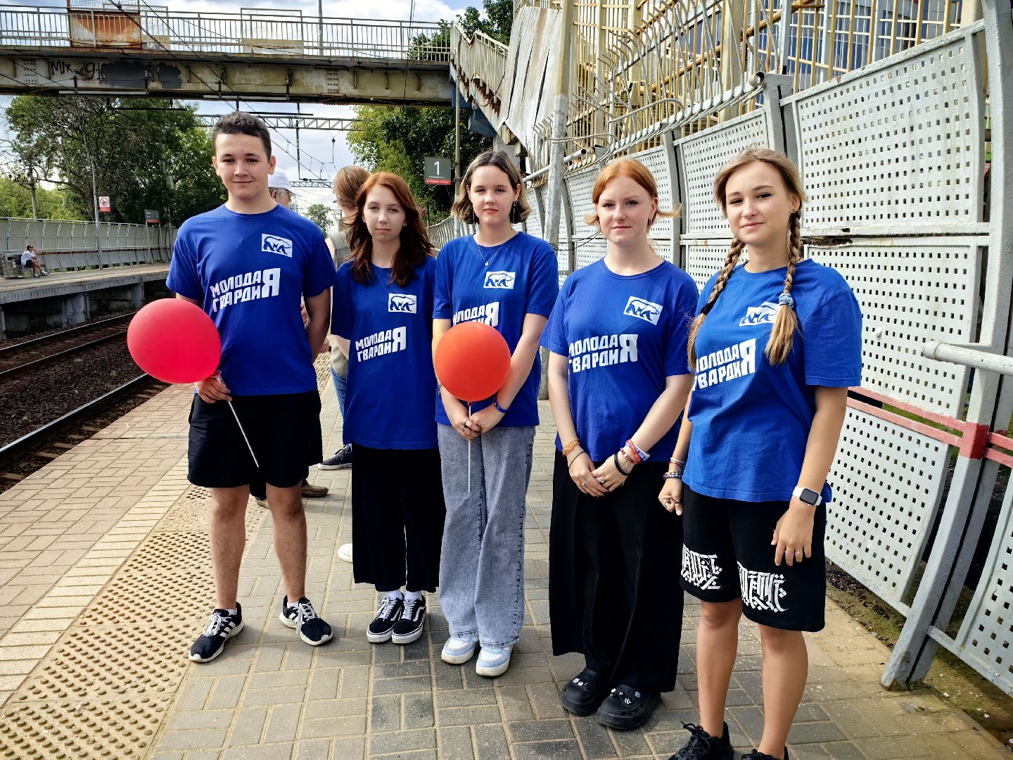 День железнодорожника, праздник, шары, поезд, пассажиры