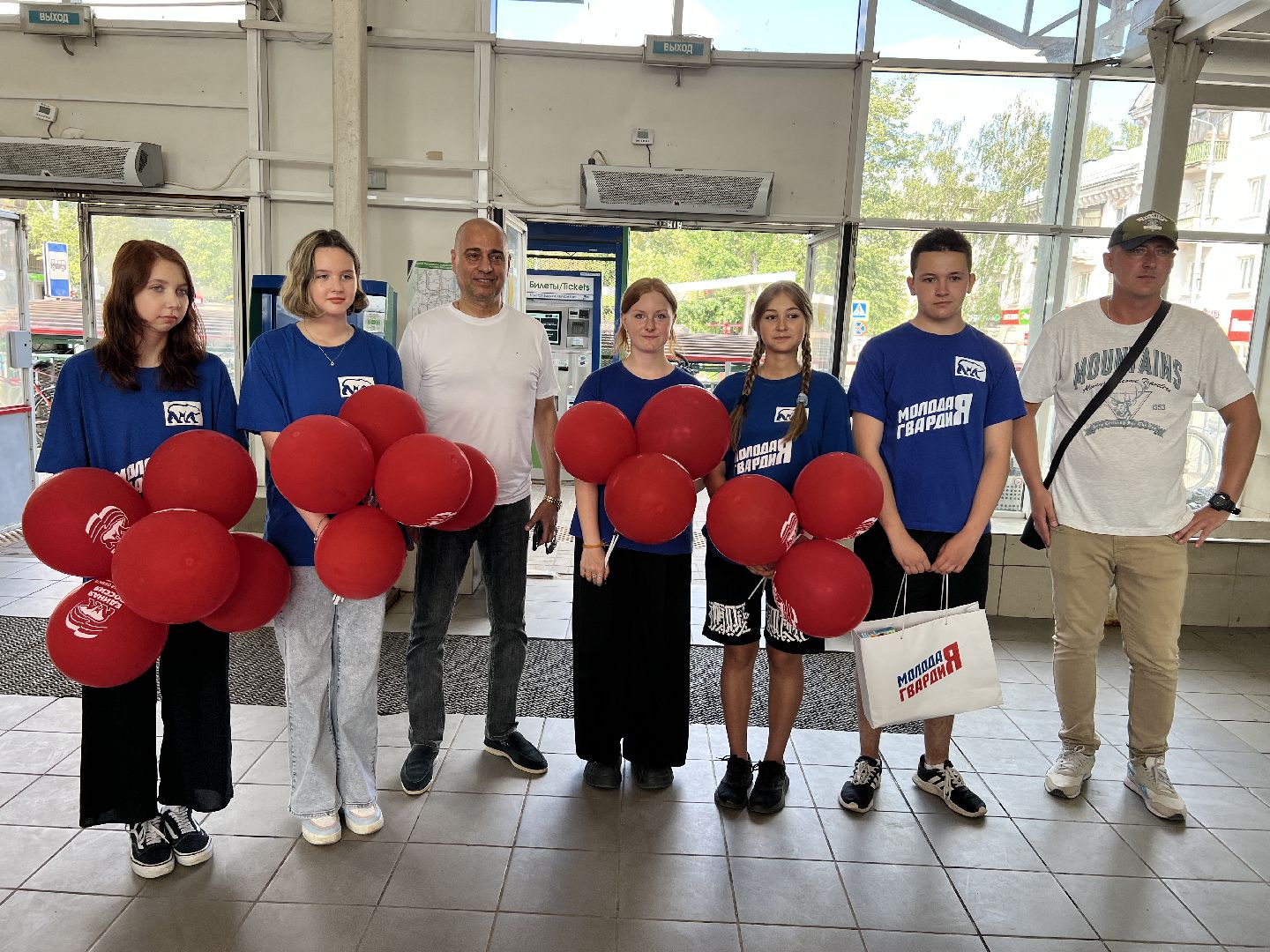 День железнодорожника, праздник, шары, поезд, пассажиры