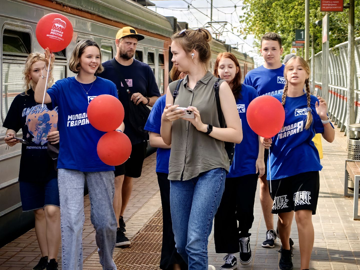 День железнодорожника, праздник, шары, поезд, пассажиры