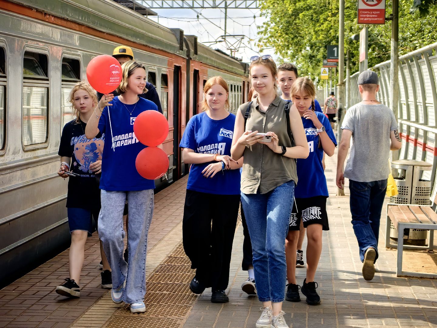 День железнодорожника, праздник, шары, поезд, пассажиры