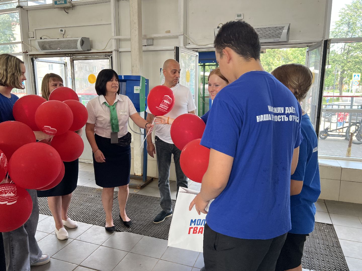 День железнодорожника, праздник, шары, поезд, пассажиры