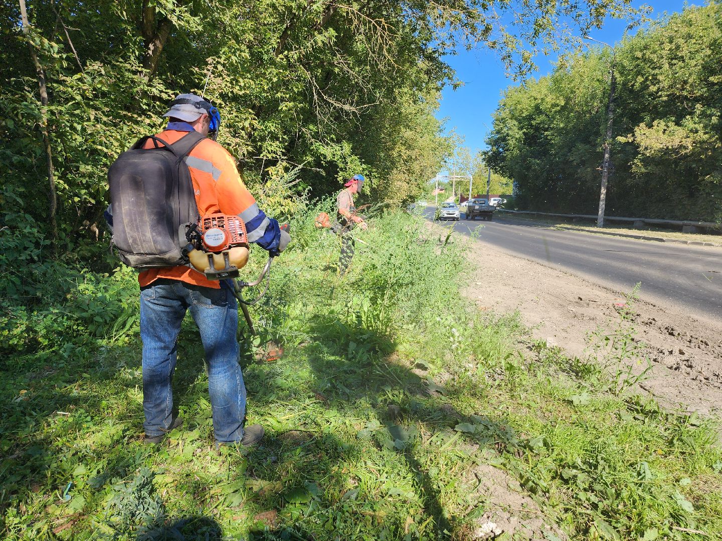 покос травы, коммунальщики, благоустройство, серпухов, дороги,