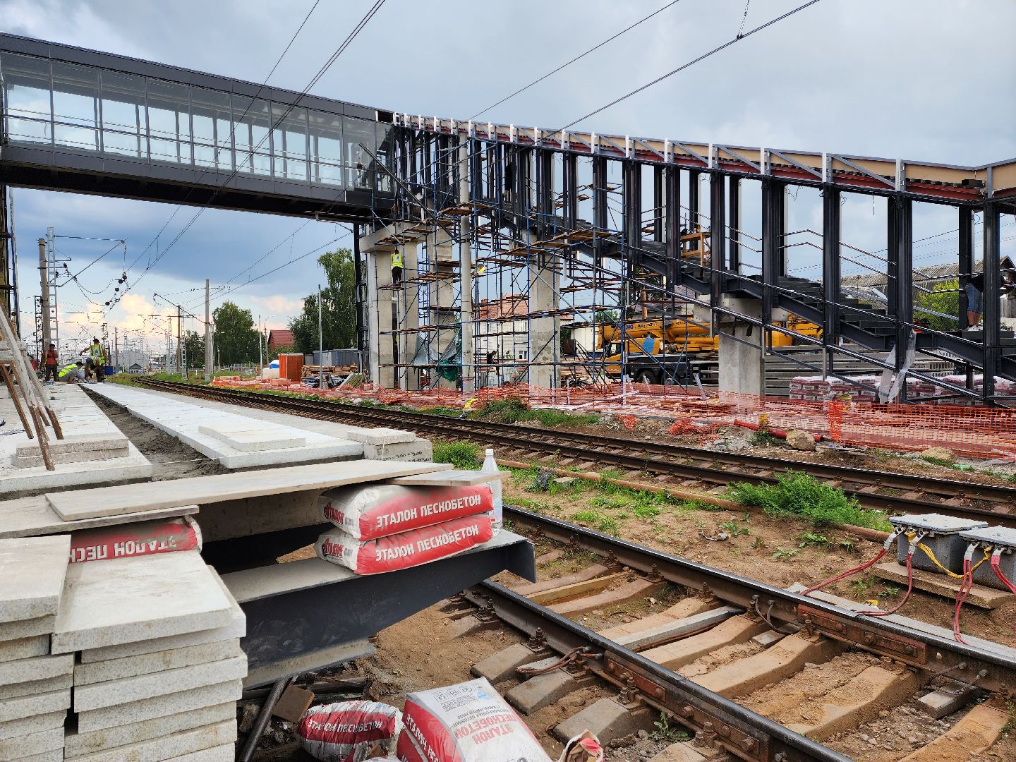 Раменское, транспорт, мостовое сооружение у платформы Ипподром, монтаж лестничных конструкций