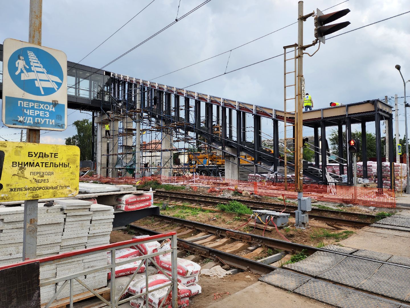 Раменское, транспорт, мостовое сооружение у платформы Ипподром, монтаж лестничных конструкций