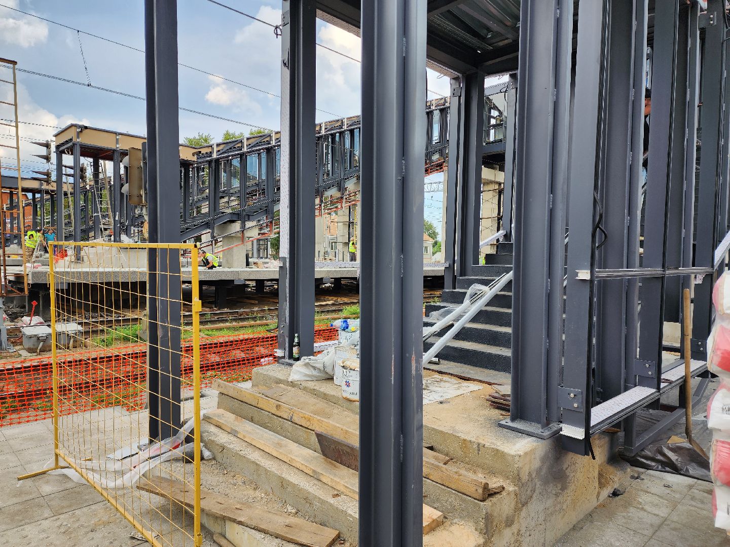 Раменское, транспорт, мостовое сооружение у платформы Ипподром, монтаж лестничных конструкций