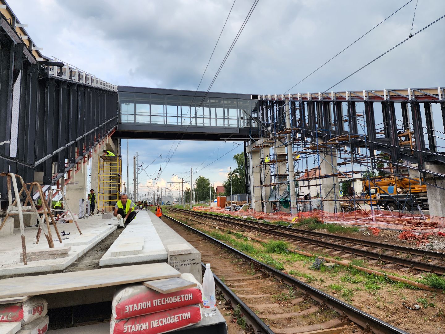 Раменское, транспорт, мостовое сооружение у платформы Ипподром, монтаж лестничных конструкций