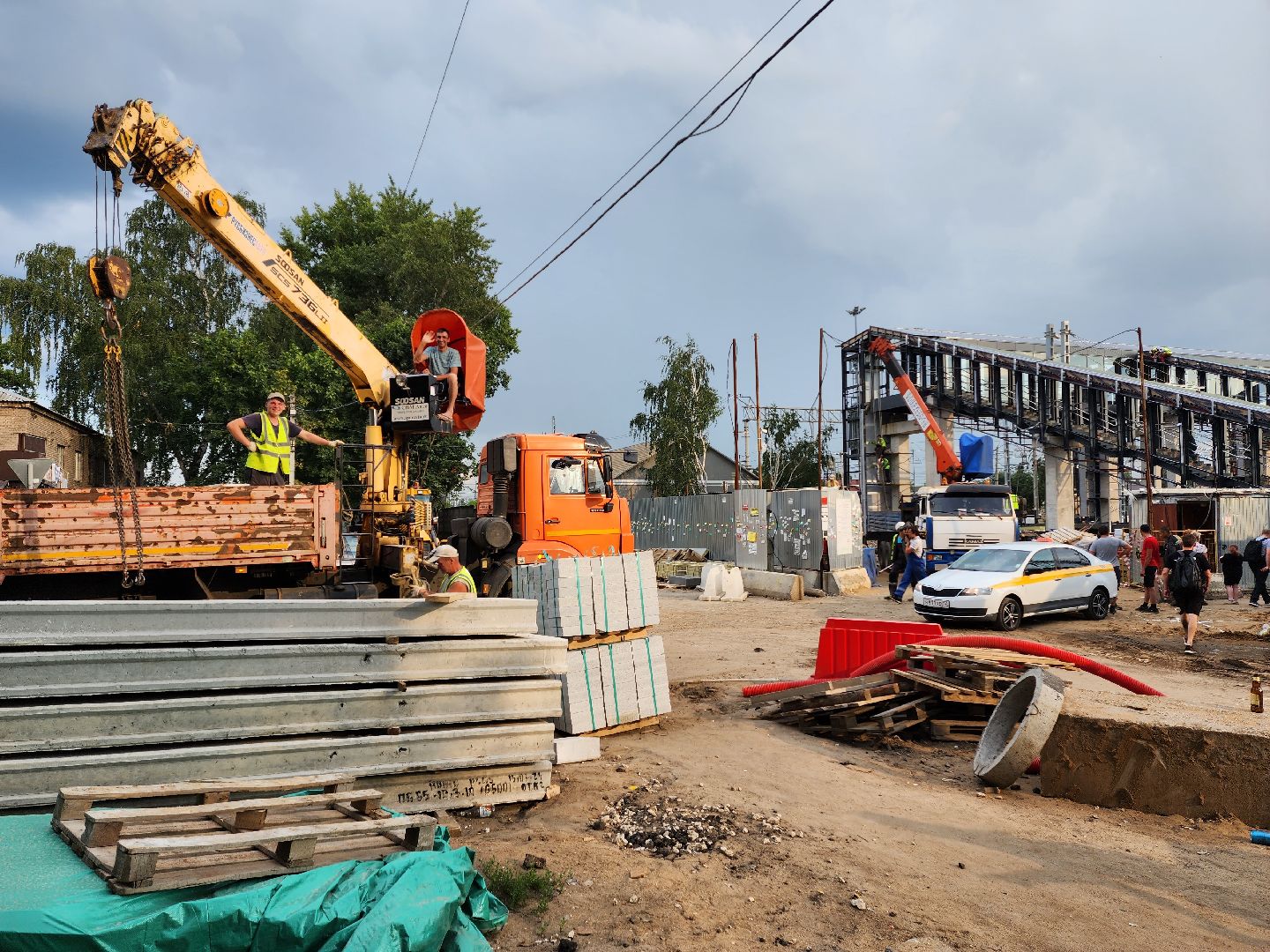 Раменское, транспорт, мостовое сооружение у платформы Ипподром, монтаж лестничных конструкций