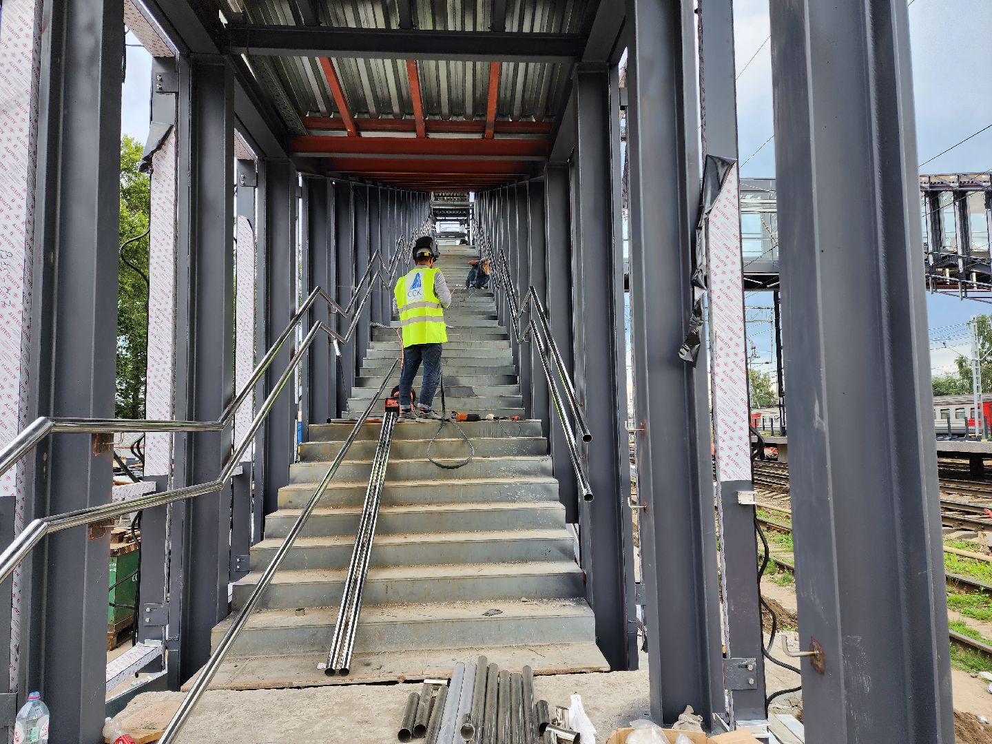 Раменское, транспорт, мостовое сооружение у платформы Ипподром, монтаж лестничных конструкций