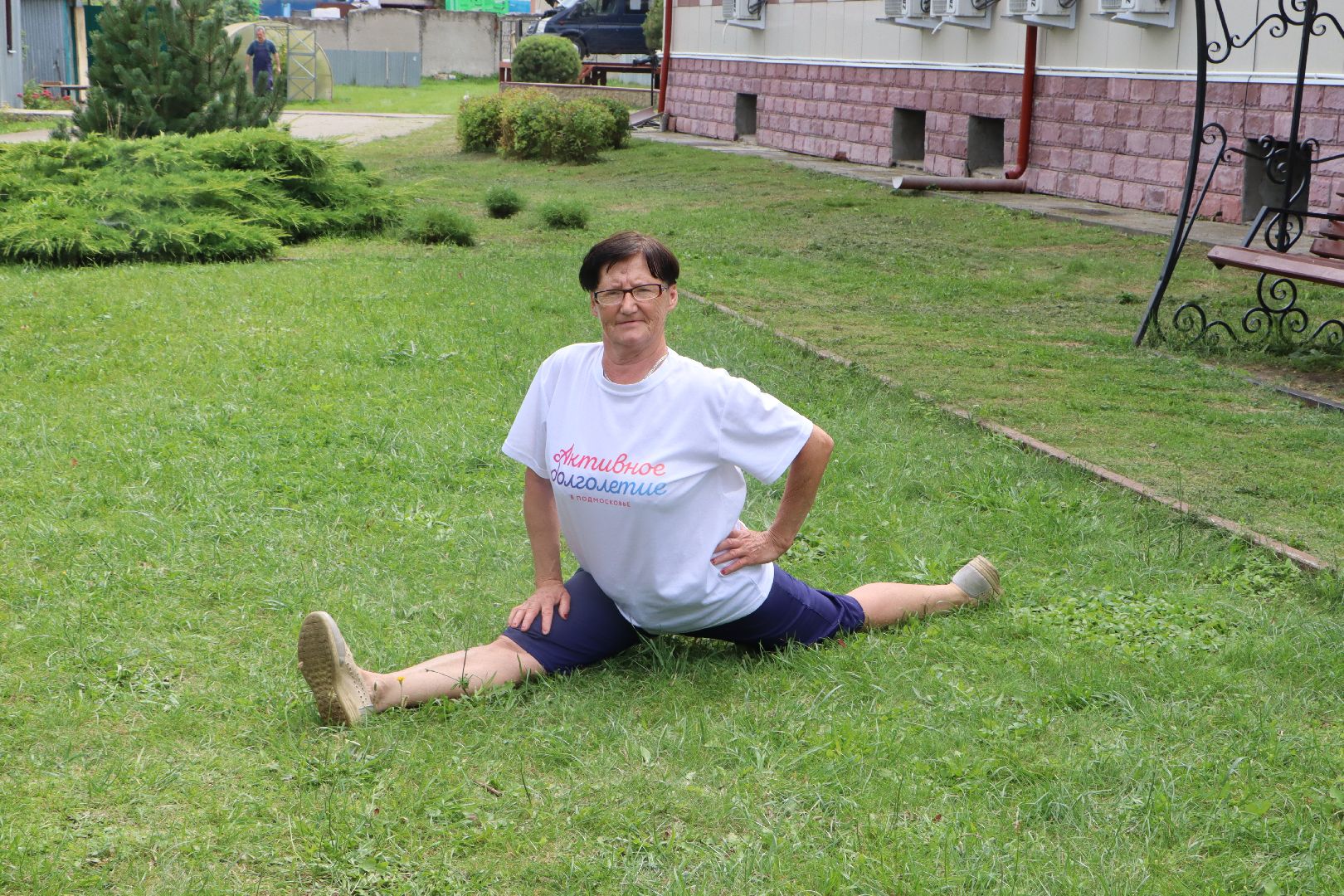 Серебряные Пруды, шпагат в 70 лет