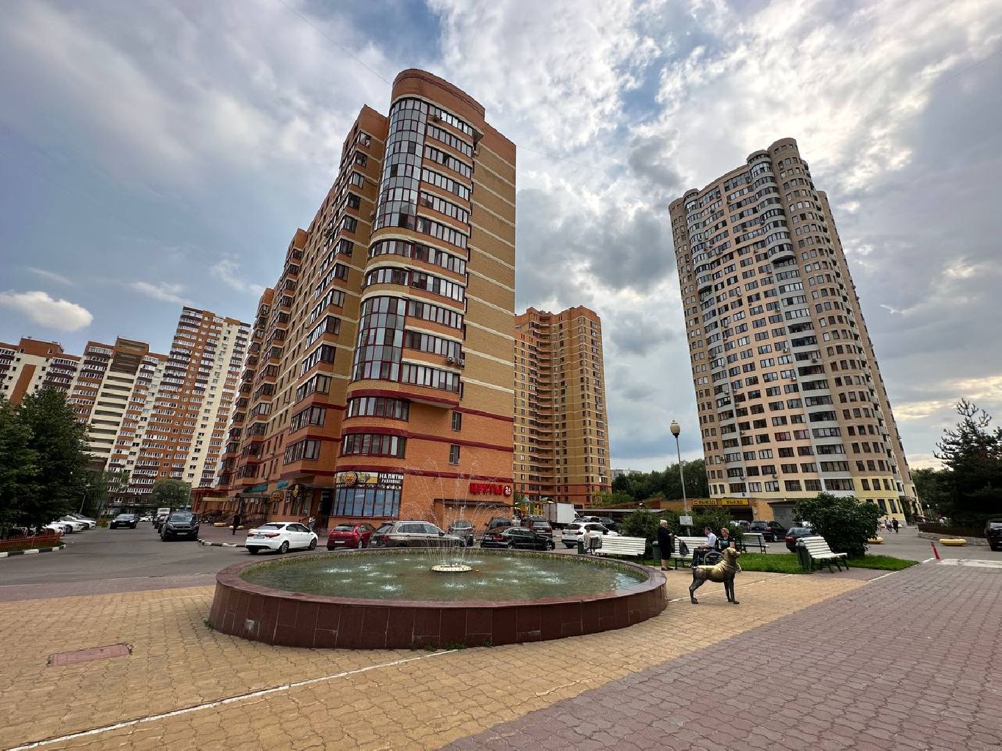 Реутов, сквер, фонтан, собака, ротвейлер, нос