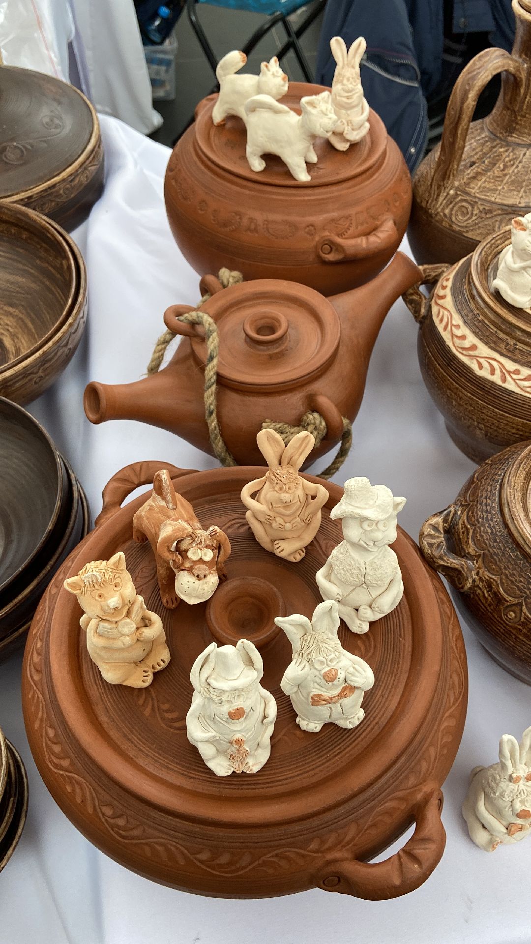 Волоколамск, ярмарка, люди, пенсионеры, глина, ремесло, ручная работа, труд, старинная технология,