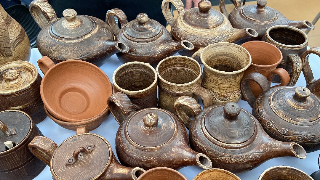 Волоколамск, ярмарка, люди, пенсионеры, глина, ремесло, ручная работа, труд, старинная технология,