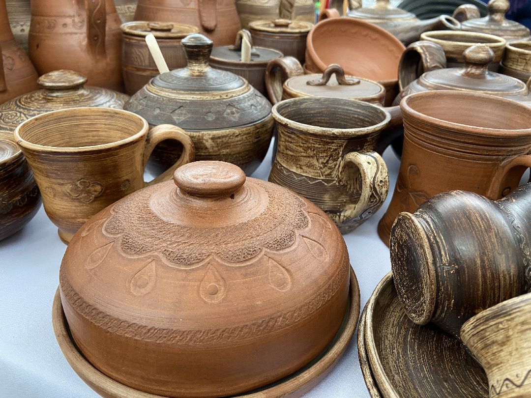 Волоколамск, ярмарка, люди, пенсионеры, глина, ремесло, ручная работа, труд, старинная технология,