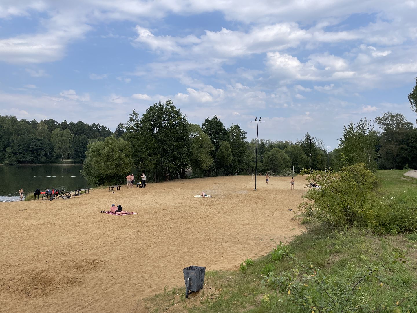 Озеро, благоустройство, парковка, машины