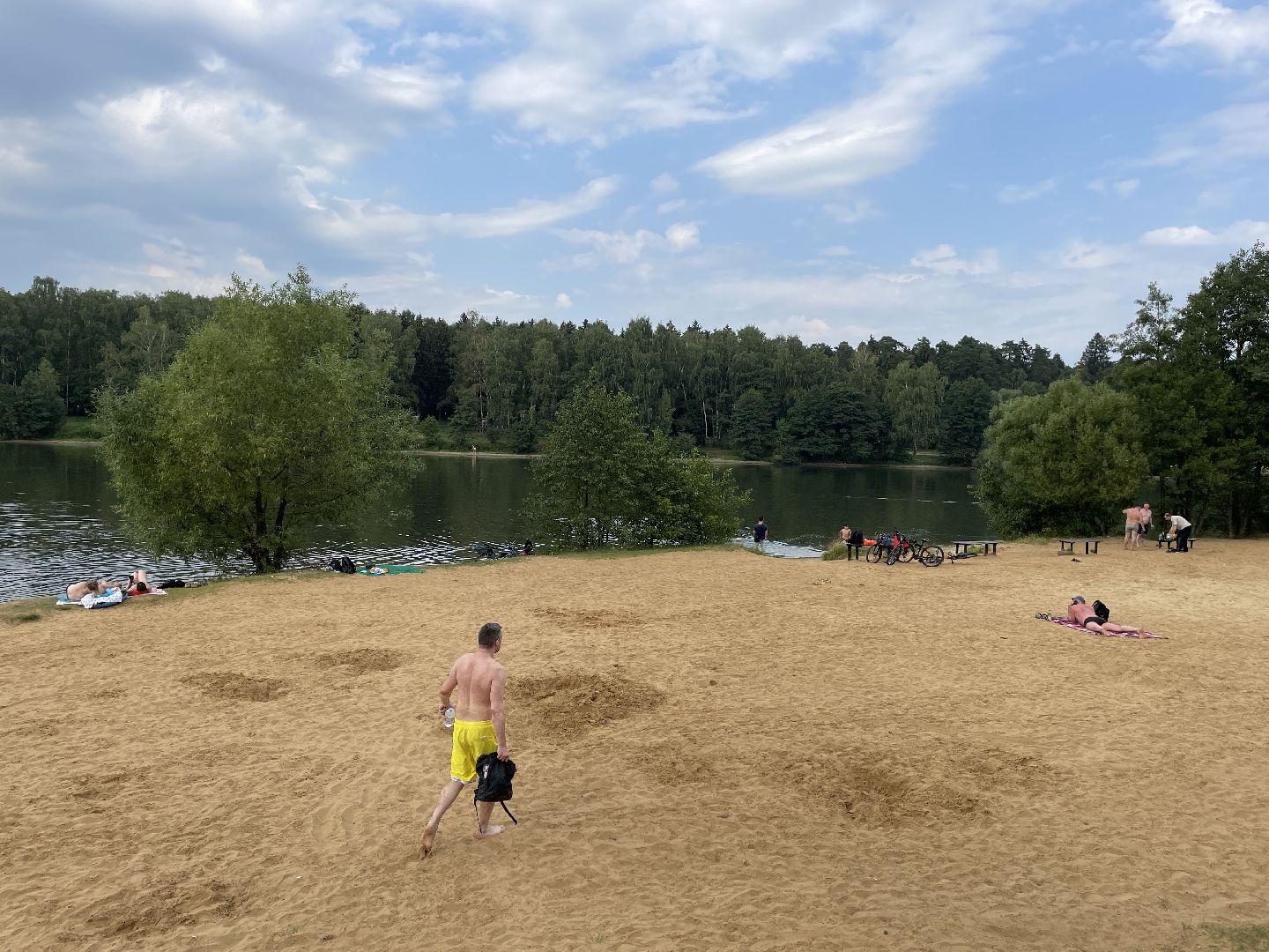 Озеро, благоустройство, парковка, машины