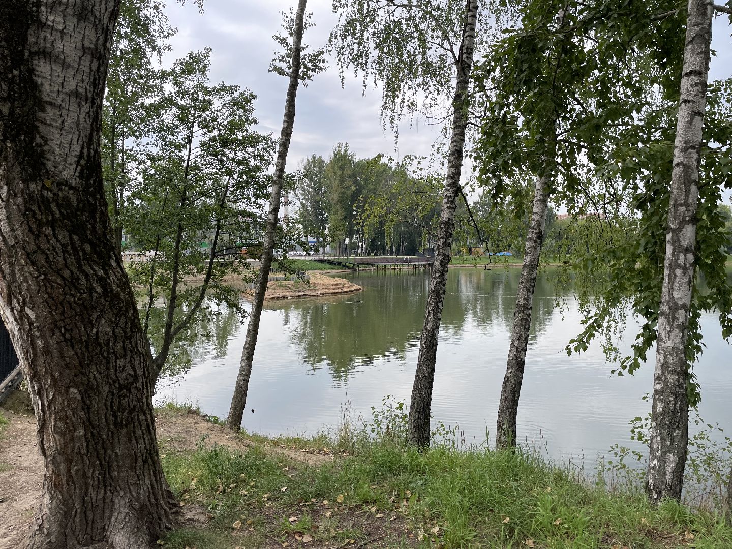 Озеро, благоустройство, парковка, машины