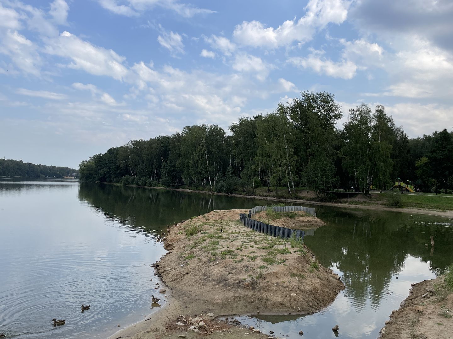 Озеро, благоустройство, парковка, машины