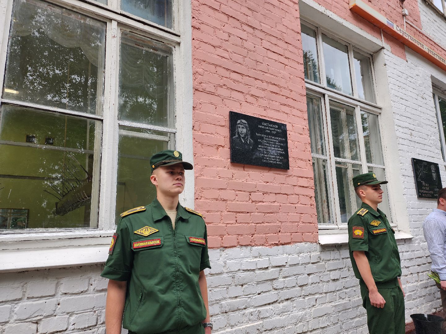 мемориальная доска, летчик-испытатель, серпухов, история, памятник, память,