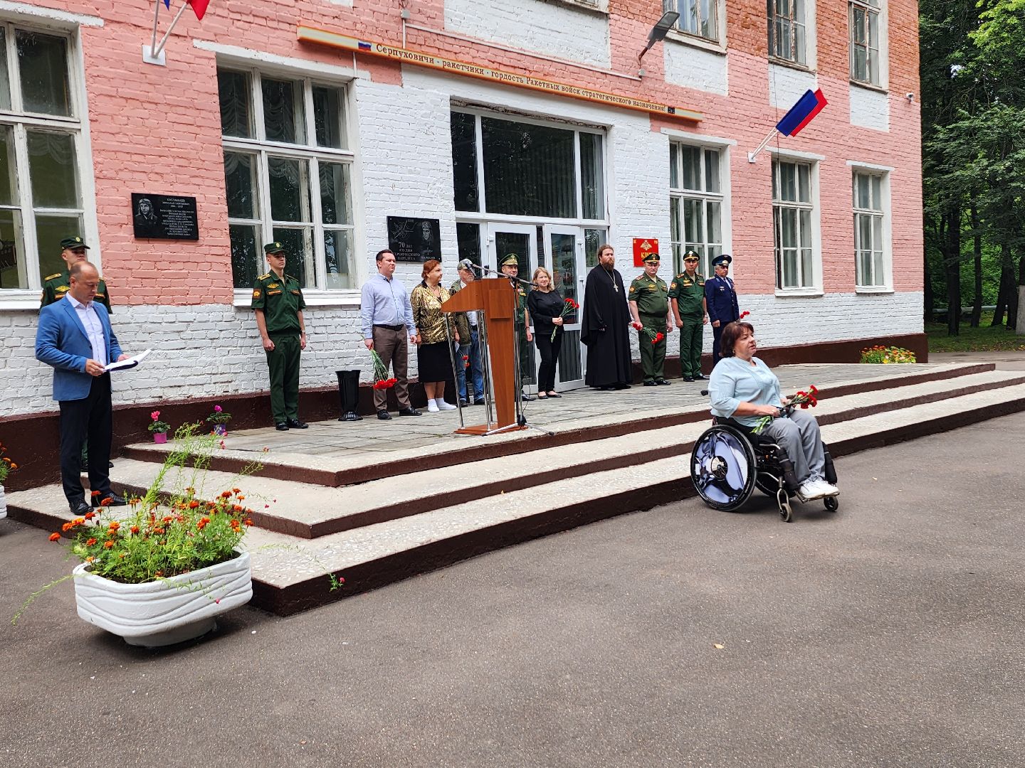 мемориальная доска, летчик-испытатель, серпухов, история, памятник, память,