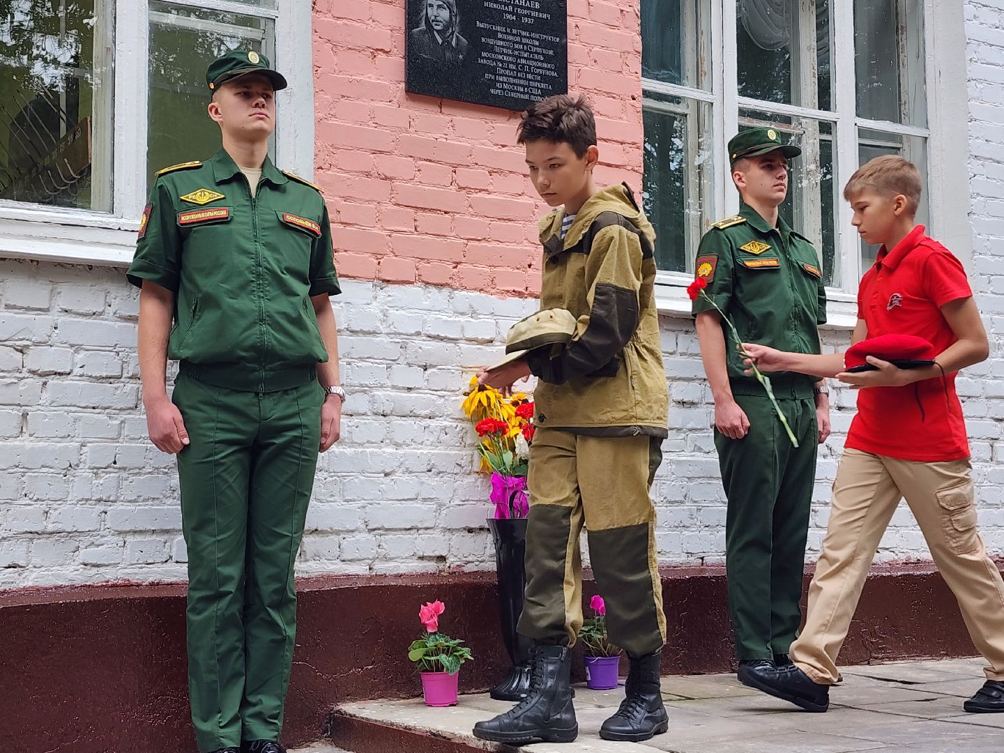 мемориальная доска, летчик-испытатель, серпухов, история, памятник, память,