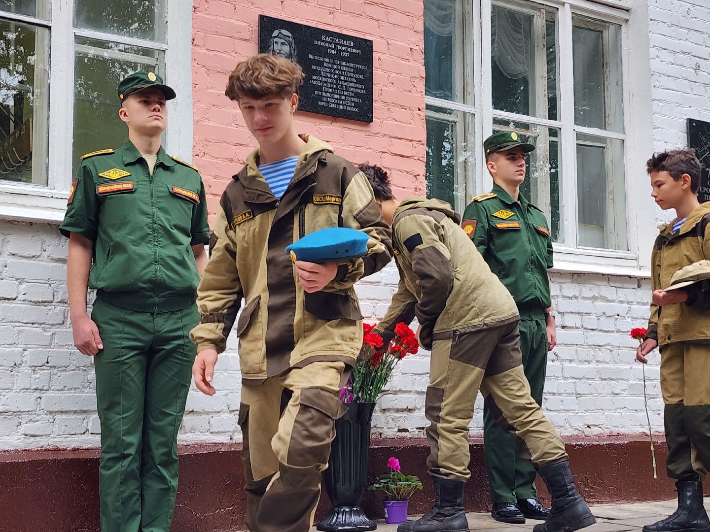 мемориальная доска, летчик-испытатель, серпухов, история, памятник, память,