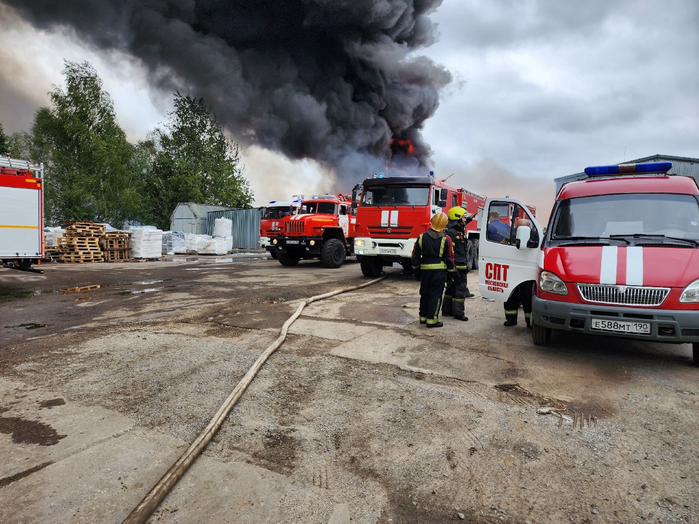 Раменское, ЧП, пожар на складе пластиковых изделий в Раменском, пострадавших нет