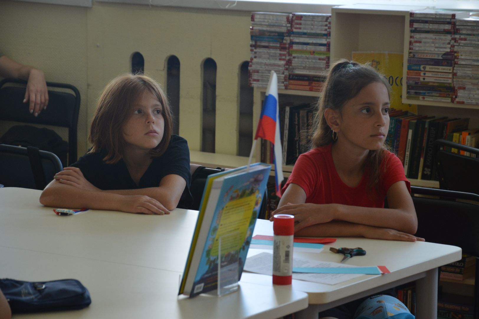 Шатура, библиотека, флаг России, День Флага России