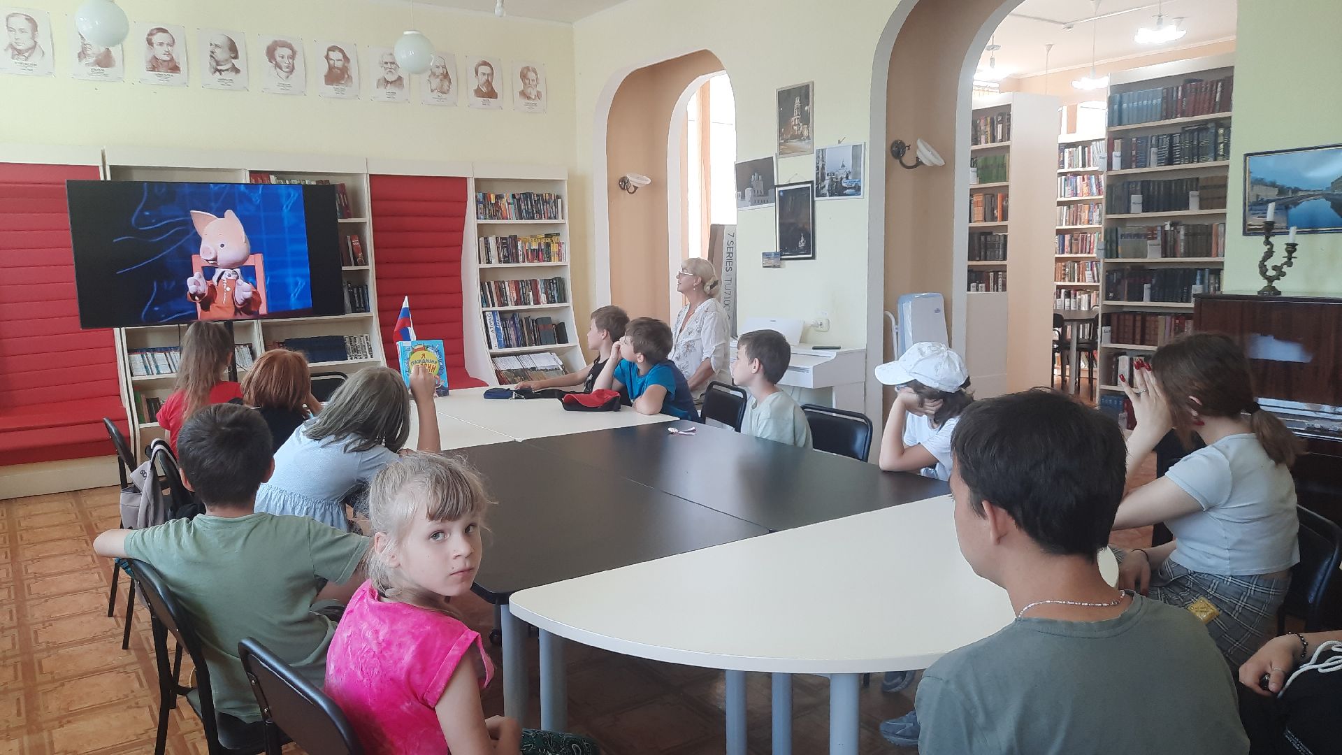 Шатура, библиотека, флаг России, День Флага России