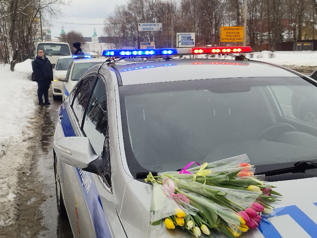 Истра, ГИБДД, цветы, женщины, 8 марта, акция