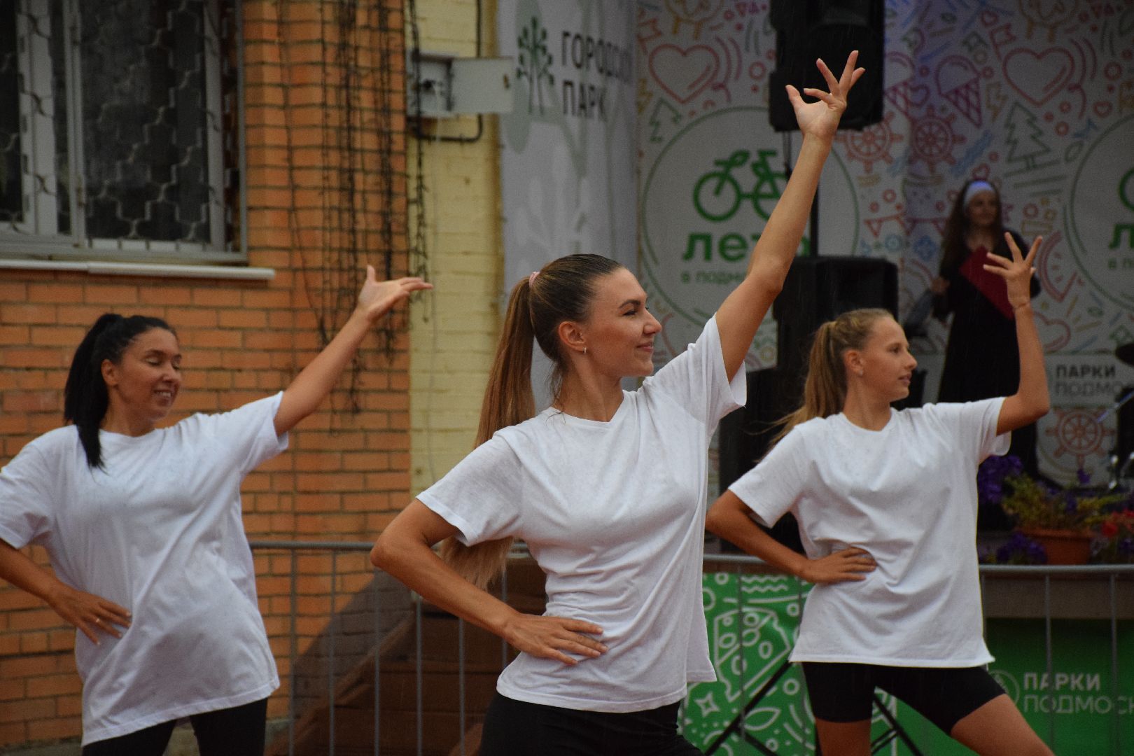 Павловский Посад, городской округ Павловский Посад, парк, лето, люди, дождь, танец