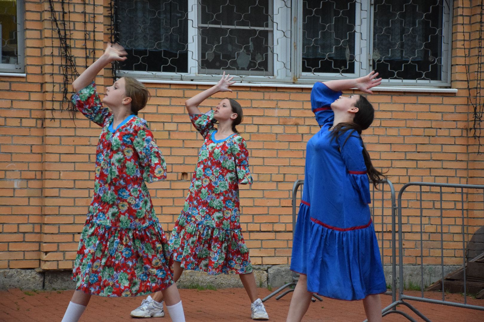 Павловский Посад, городской округ Павловский Посад, парк, лето, люди, дождь, танец