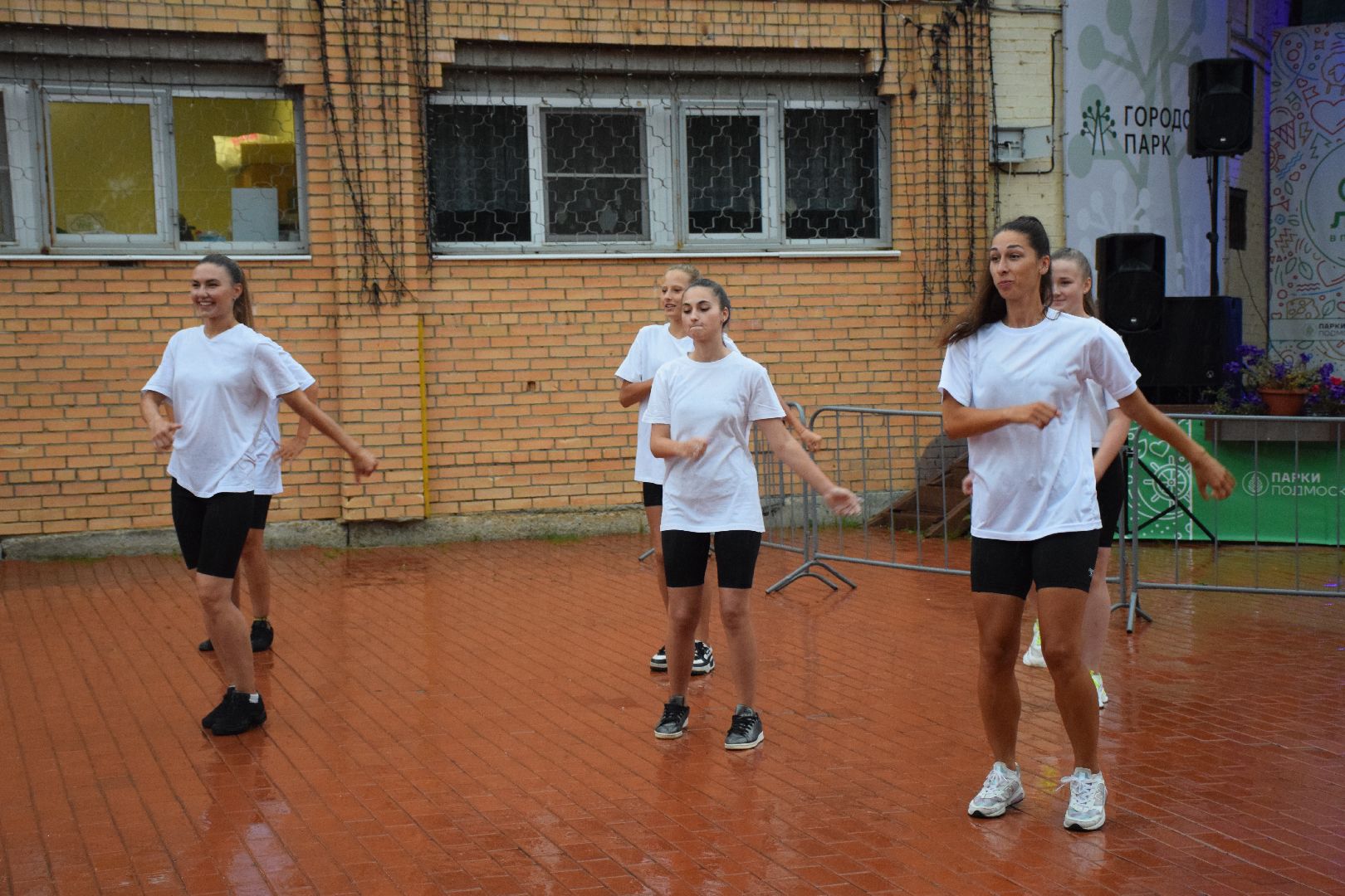 Павловский Посад, городской округ Павловский Посад, парк, лето, люди, дождь, танец