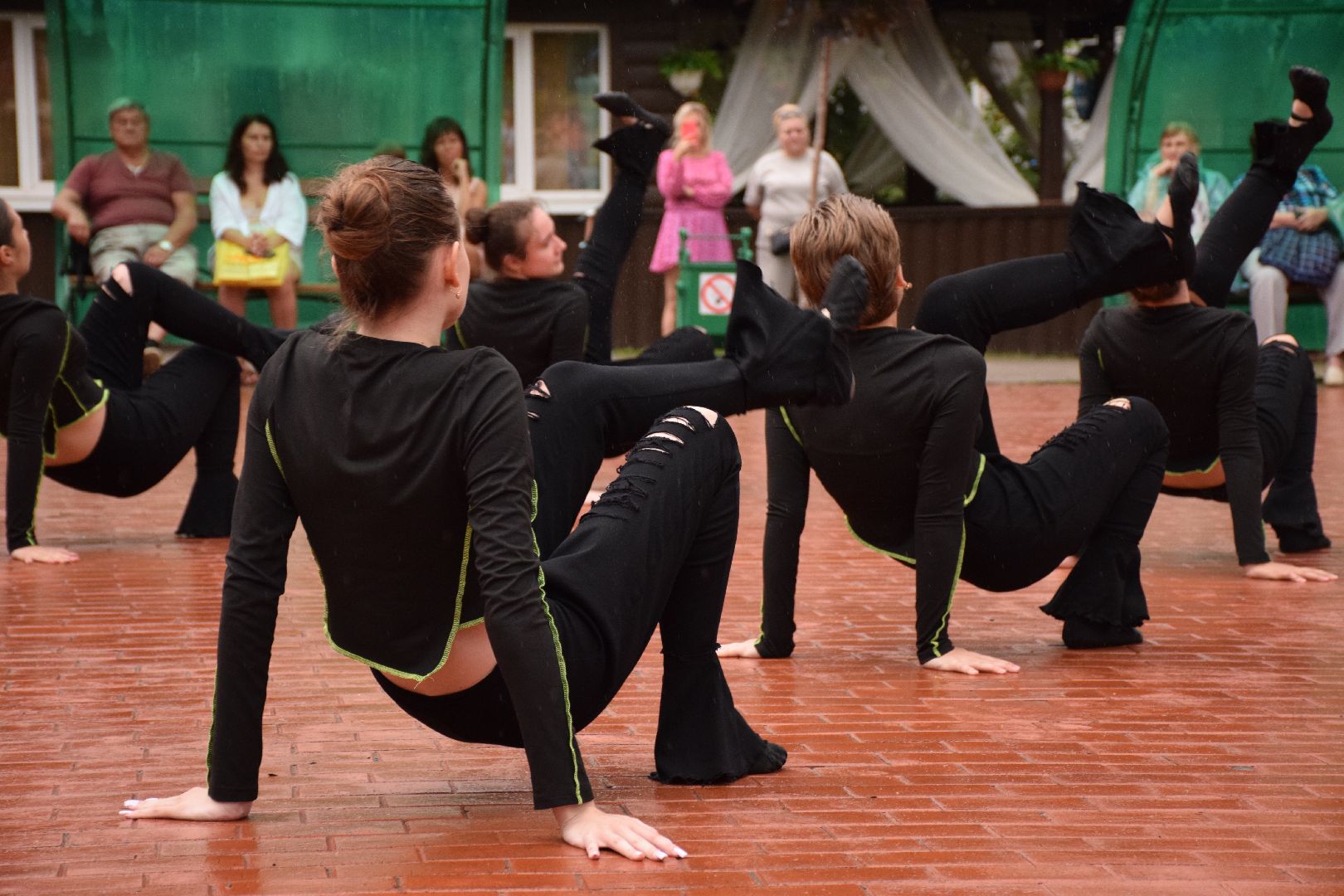 Павловский Посад, городской округ Павловский Посад, парк, лето, люди, дождь, танец