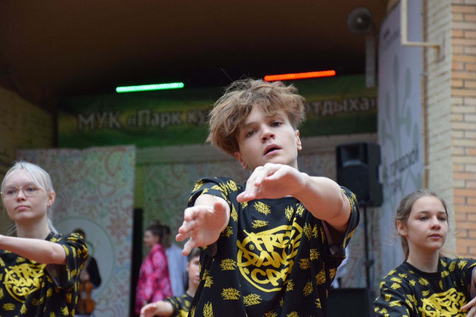 Павловский Посад, городской округ Павловский Посад, парк, лето, люди, дождь, танец