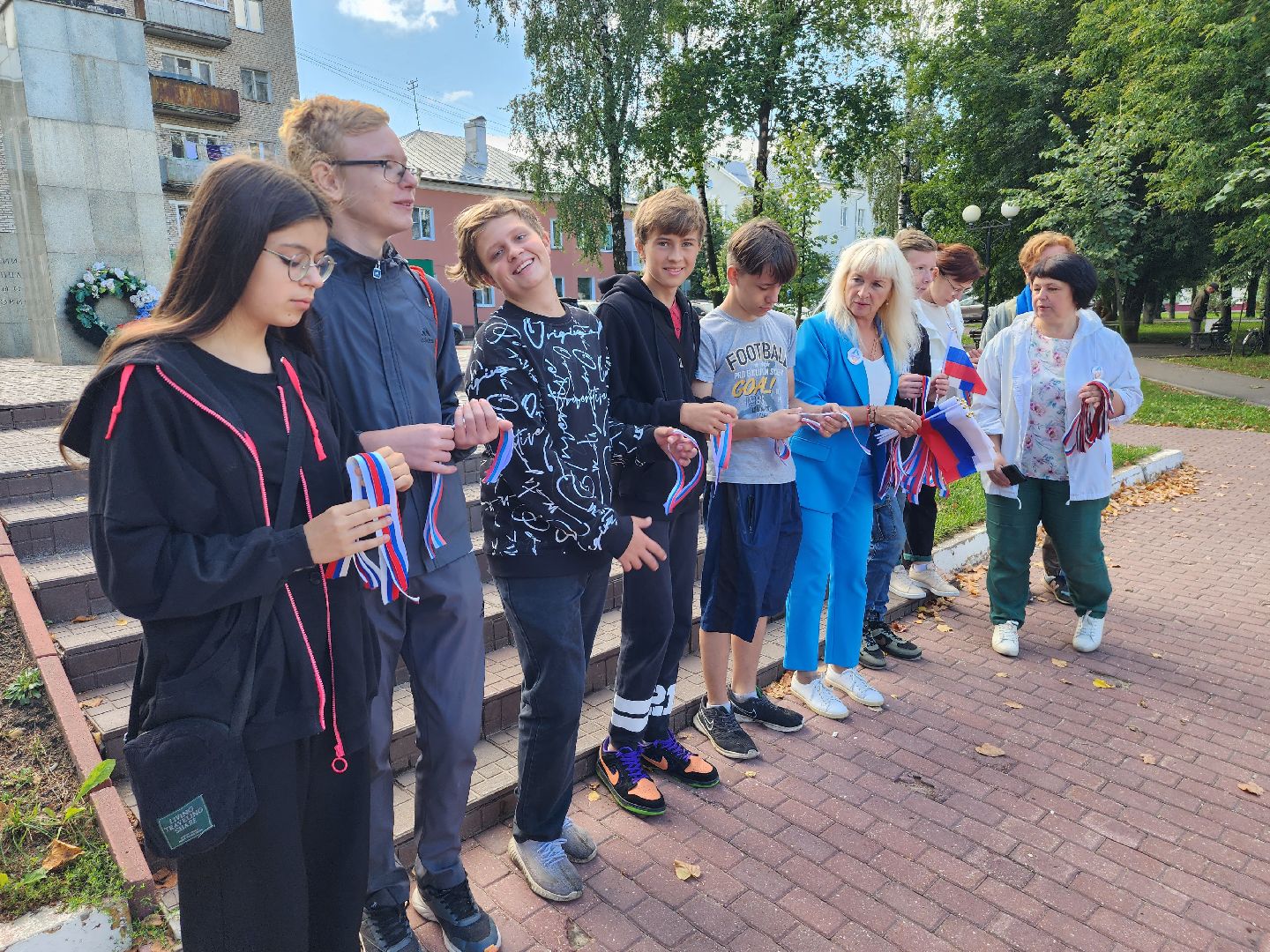 день флага, серпухов, молодежь, праздник, акция, раздача ленточек, раздача флажков, школьники,