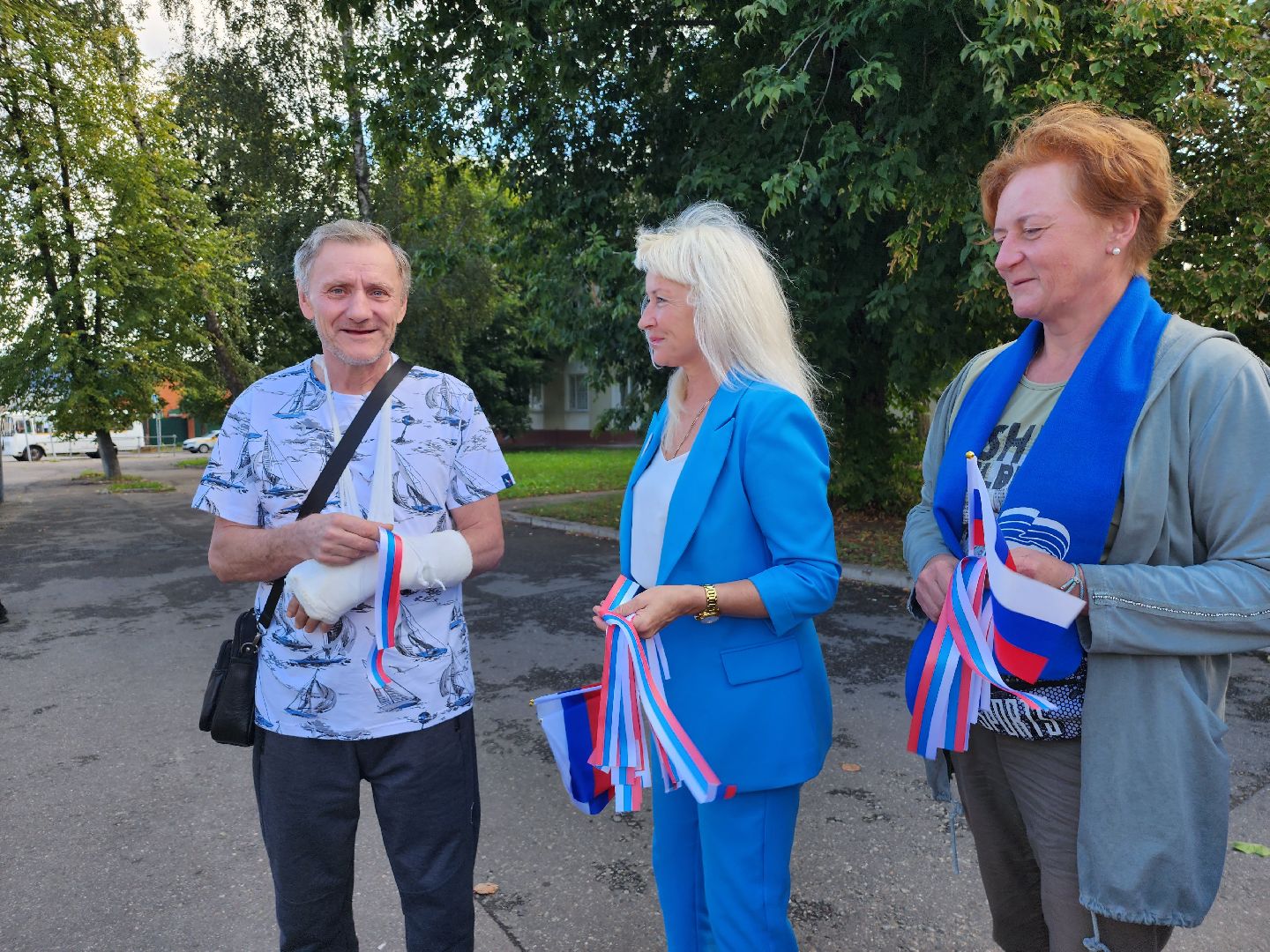 день флага, серпухов, молодежь, праздник, акция, раздача ленточек, раздача флажков, школьники,