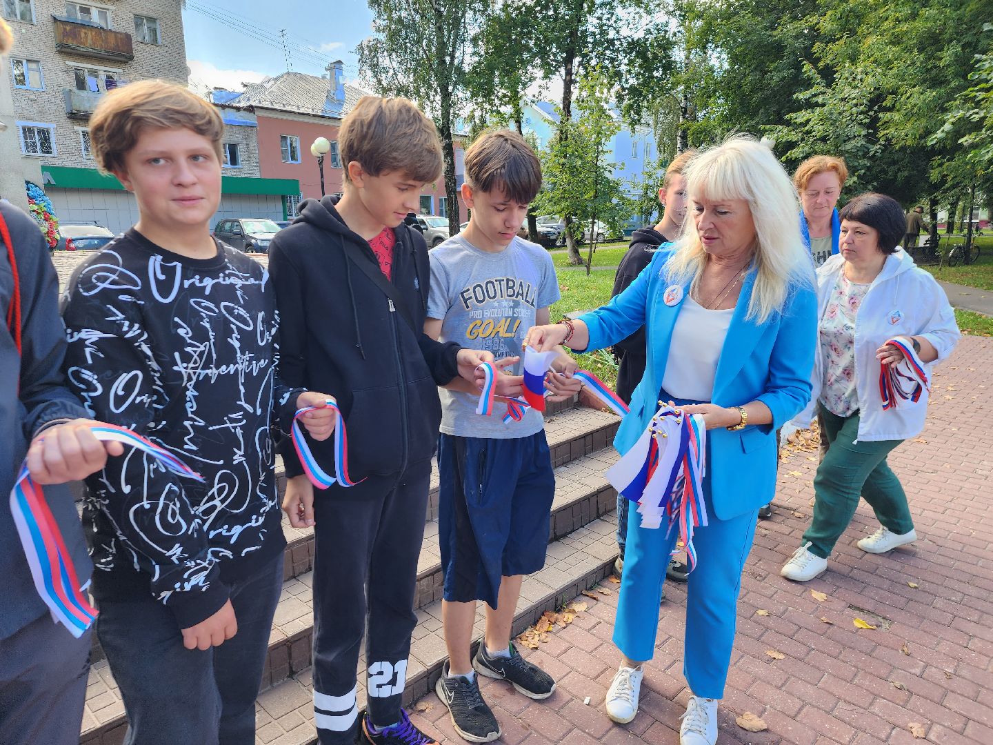 день флага, серпухов, молодежь, праздник, акция, раздача ленточек, раздача флажков, школьники,