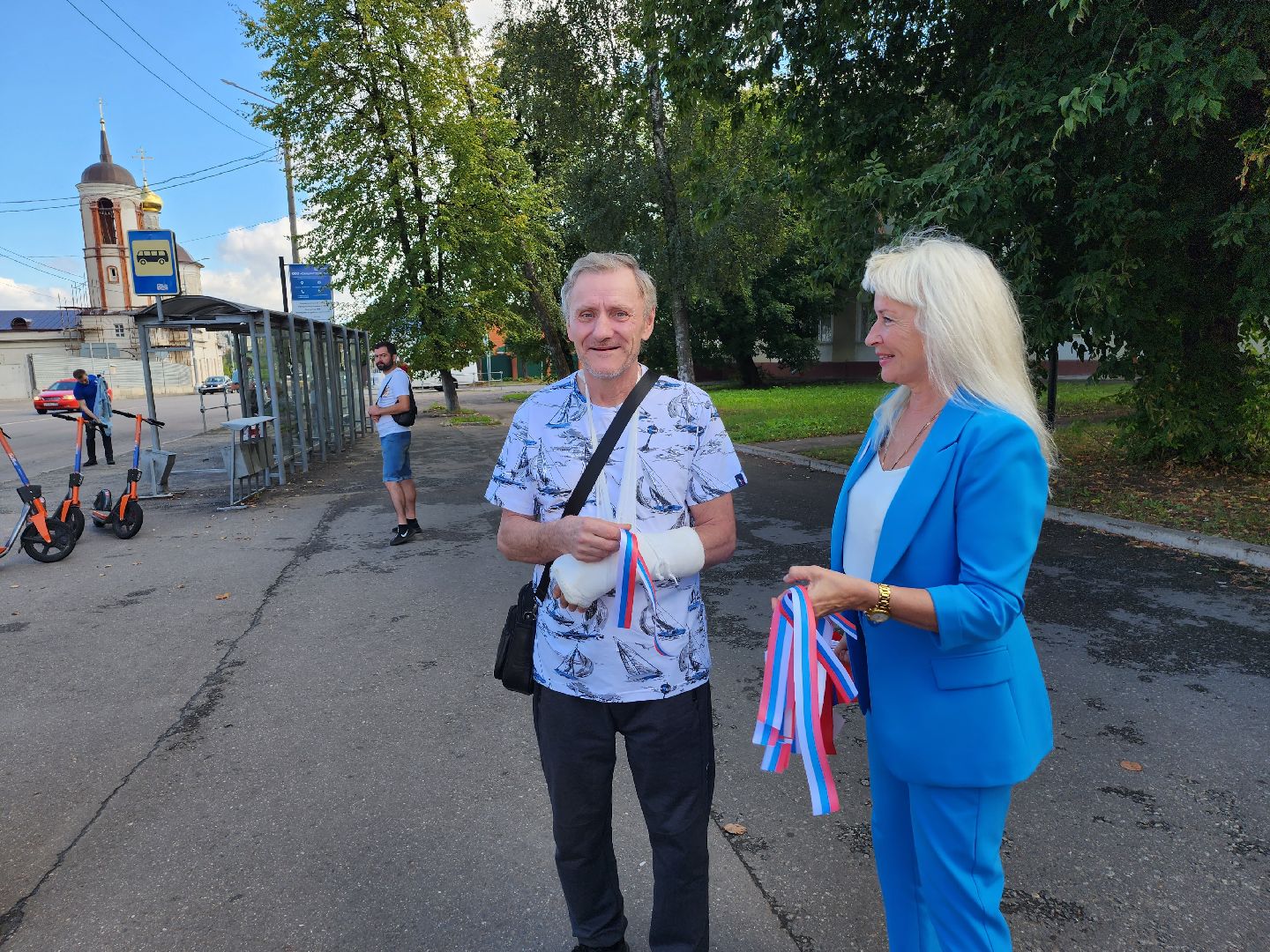 день флага, серпухов, молодежь, праздник, акция, раздача ленточек, раздача флажков, школьники,