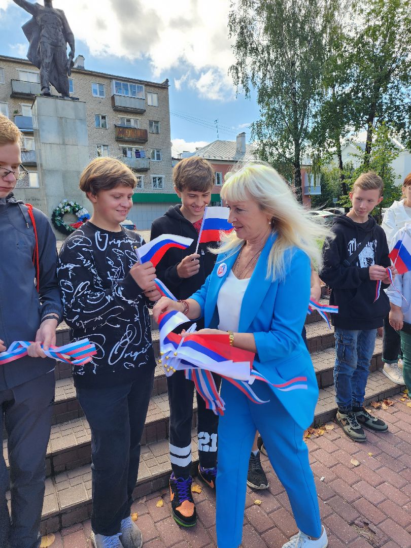 день флага, серпухов, молодежь, праздник, акция, раздача ленточек, раздача флажков, школьники,