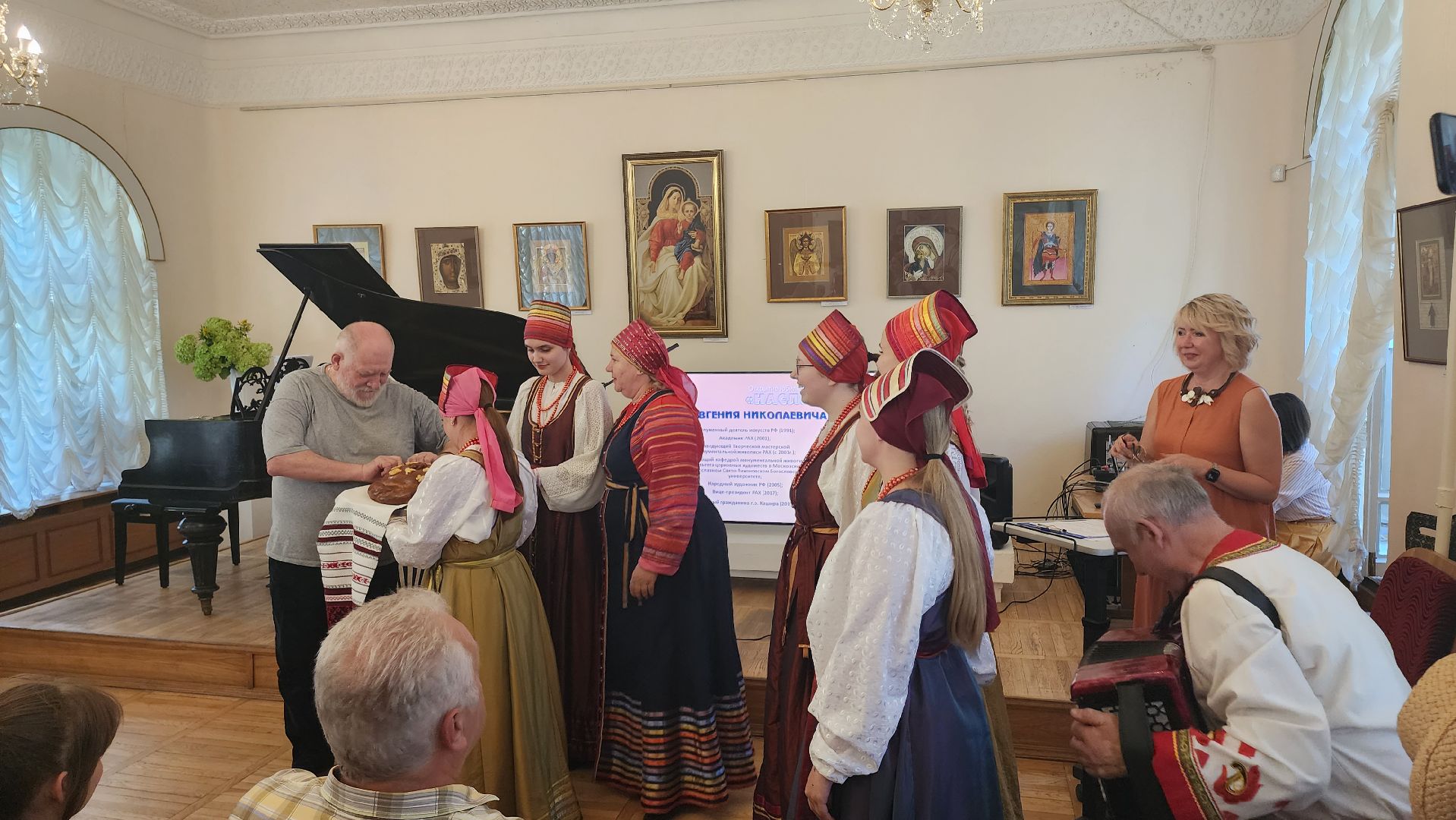 Кашира, выставка, Евгений Максимов, народный художник РФ, иконы, монументализм