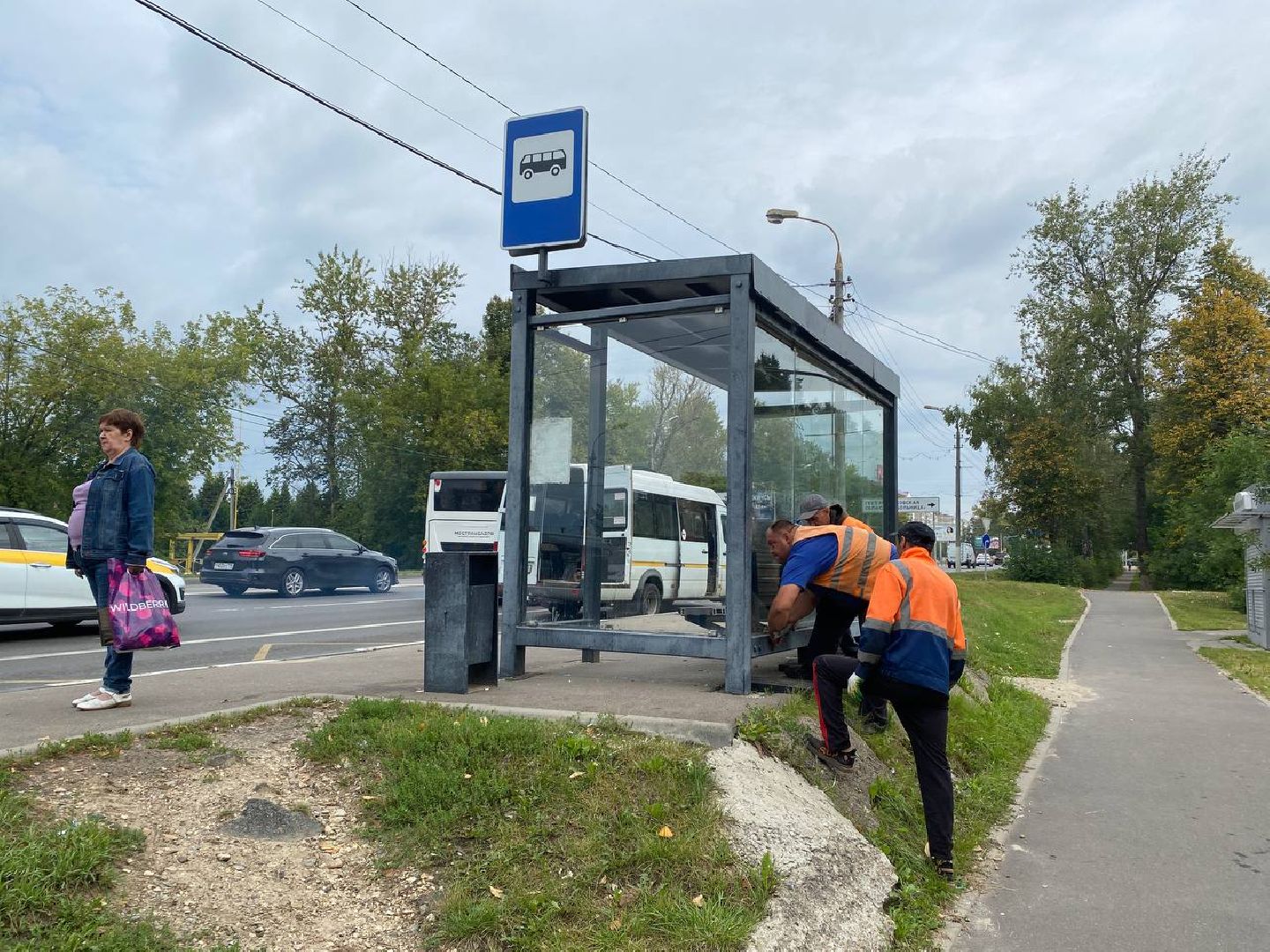 Чехов, вандалы, стекла, остановочный павильон, больница
