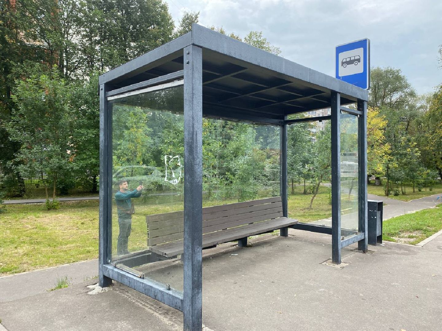 Чехов, вандалы, стекла, остановочный павильон, больница