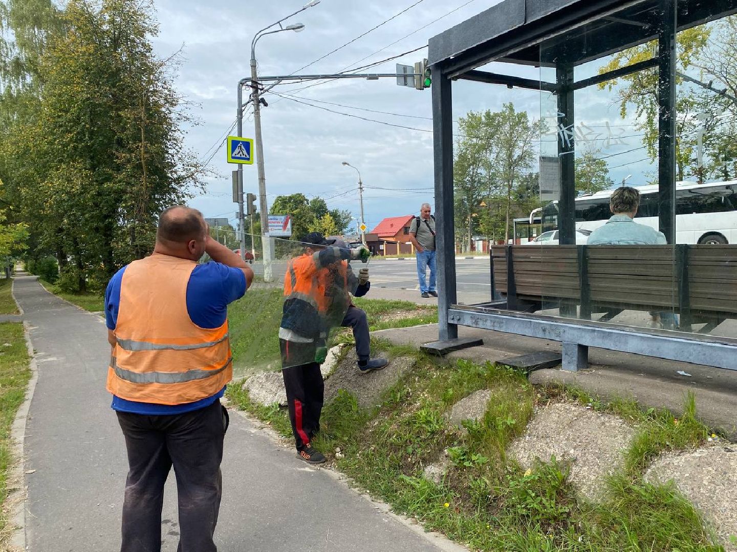 Чехов, вандалы, стекла, остановочный павильон, больница