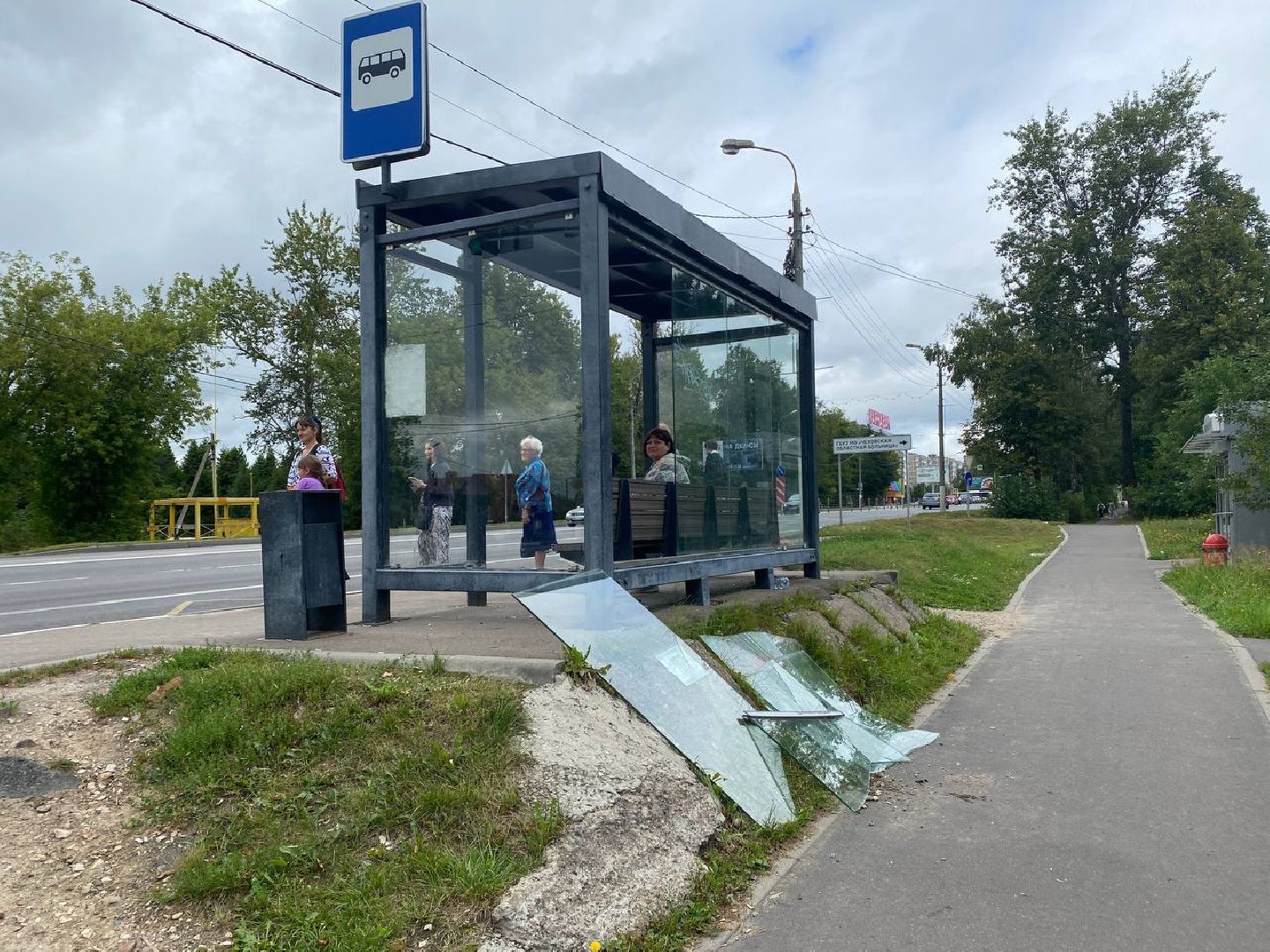 Чехов, вандалы, стекла, остановочный павильон, больница
