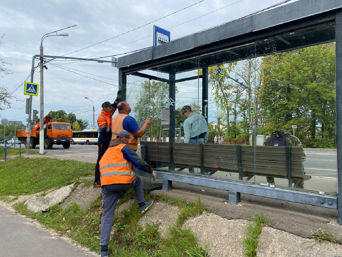 Чехов, вандалы, стекла, остановочный павильон, больница