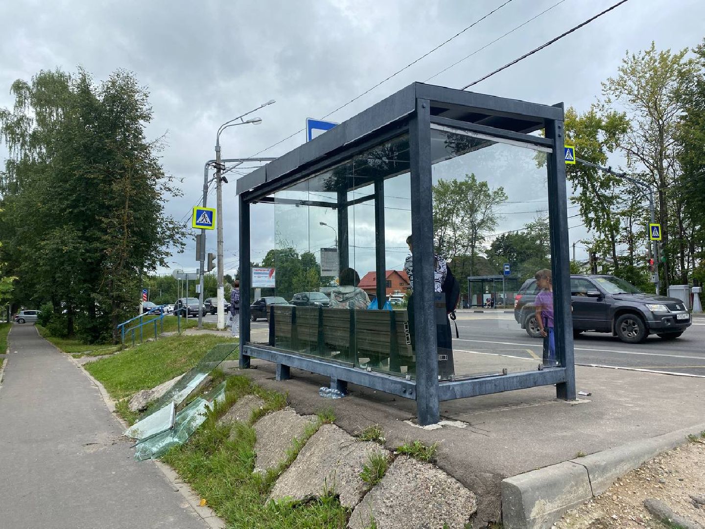 Чехов, вандалы, стекла, остановочный павильон, больница